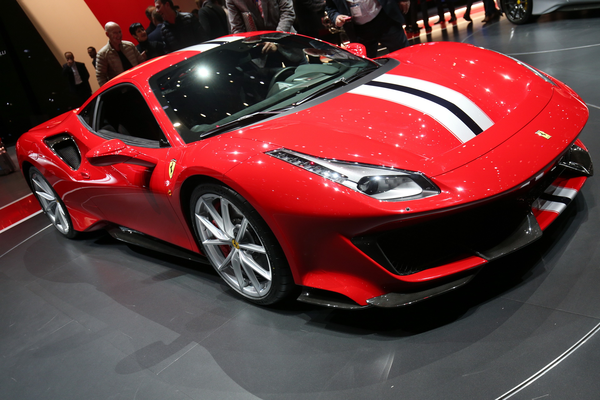 Ferrari 488 Pista Hardcore Jadi Pusat Perhatian Di Jenewa